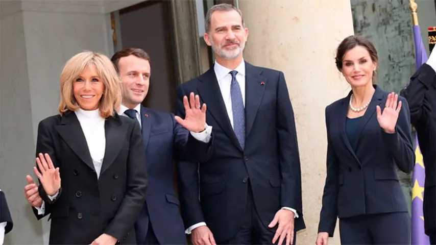 El Rey y la Reina junto a Emmanuel Macron u su mujer en su reciente visita a París. (Foto: @CasaReal)