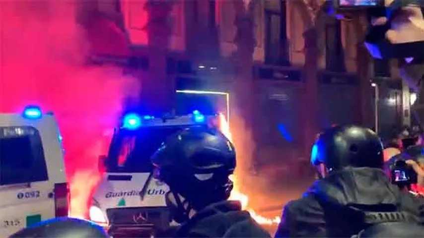 Un grupo de encapuchados prendió fuego a un furgón de la Guardia Urbana con un agente dentro. (Foto: 24h/RTVE)