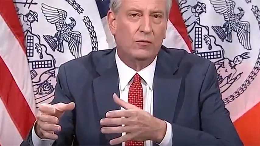 Bill de Blasio, alcalde de Nueva York, anunció el final del toque de queda. (Foto: PBS)