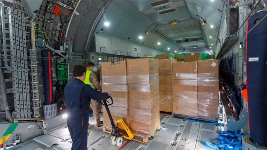 Un A400M de @AirbusDefence llegó a Getafe con una importante donación de mascarillas. (Foto: @Defensagob)