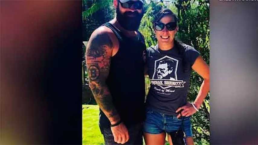 Ashli Babbitt, una veterana de las Fuerzas Armadas, junto a su marido. (Foto: YouTube/ Austin Kellerman/AaromBabbit)