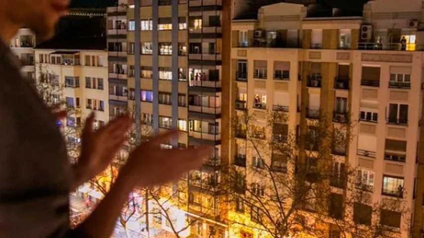 Miles de personas salieron a los balcones en toda España. (Foto: @24hRTVE)